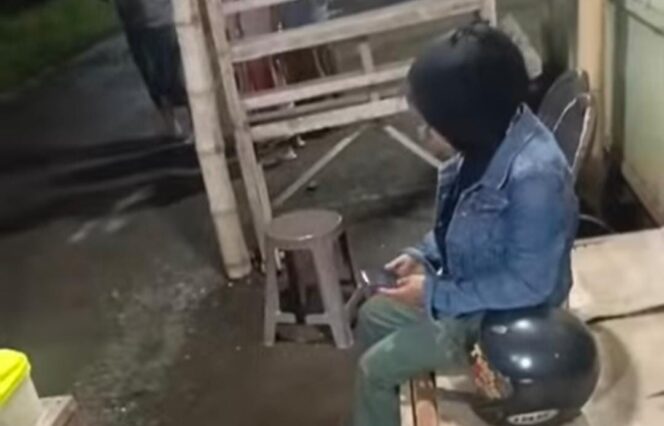 
					DIBEGAL: Korban, Sri M, sesaat setelah motornya dibawa kabur begal di Desa Brani Wetan, Kecamatan Maron, Kab. Probolinggo. (foto: Ali Ya'lu).