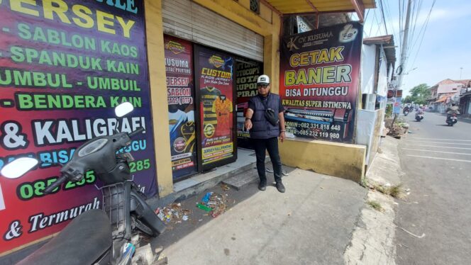
					TKP: Warga menunjukkan lokasi motor matik yang raib dicuri maling di depan jasa percetakan Kota Probolinggo. (foto: Hafiz Rozani).
