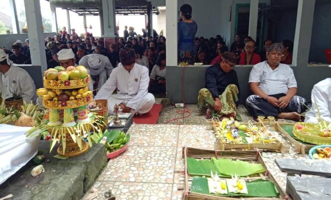 
					GALUNGAN: Umat Hundu Tengger saat menjalani prosesi sembahyang Hari Raya Galungan di Pura Dharma Santi, Desa Sapikerep, Sukapura, Probolinggo. (foto: Hafiz Rozani).