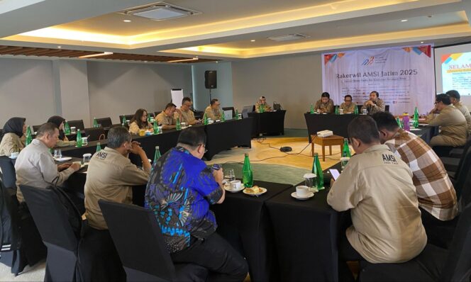 
					RAKERWIL: Pengurus Asosiasi Media Siber Indonesia (AMSI) Jawa Timur saat menggelar Rapat Kerja Wilayah (Rakerwil) 2025. (foto: AMSI Jawa Timur).
