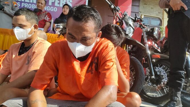 
					BANDAR: Bandar sabu, Kobar saat dihadirkan dalam Konferensi Pers di Polres Probolinggo, Jumat (25/4/25) siang. (foto: Ali Ya’lu)
