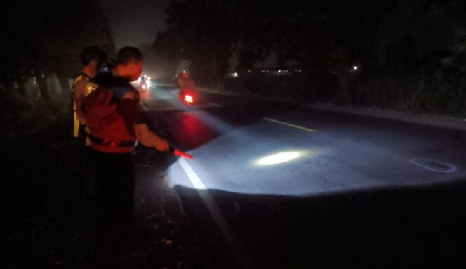 
					OLAH TKP: Aparat kepolisian melakukan olah TKP di jalur pantura Karanggeger, Pajarakan, Probolinggo. (foto: Ali Ya'lu).

