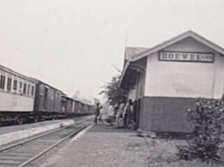 Warga hendak melakukan perjalanan kereta dari Halte Boewek, Lumajang 1927 (Foto: Istimewa).
