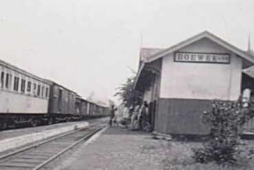 Warga hendak melakukan perjalanan kereta dari Halte Boewek, Lumajang 1927 (Foto: Istimewa).