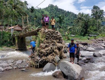 RUSAK: Kondisi Jembatan Rabunan di Desa Batur, Kec. Gading, Kab. Probolinggo, yang rusak pasca diterjang banjir beberapa waktu lalu. (Foto: Istimewa)