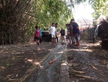 SERU: Mini Boat Racing saat adu cepat di lintasan Desa Banjarsari, Sumberasih, Probolinggo. (foto: Hafiz Rozani).
