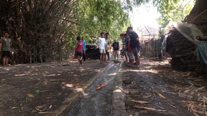 
					SERU: Mini Boat Racing saat adu cepat di lintasan Desa Banjarsari, Sumberasih, Probolinggo. (foto: Hafiz Rozani).
