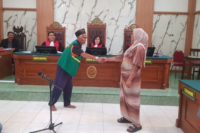 
					Sahar bersalaman dengan Rofiah di Pengadilan Negeri Lumajang. (Foto: Asmadi)
