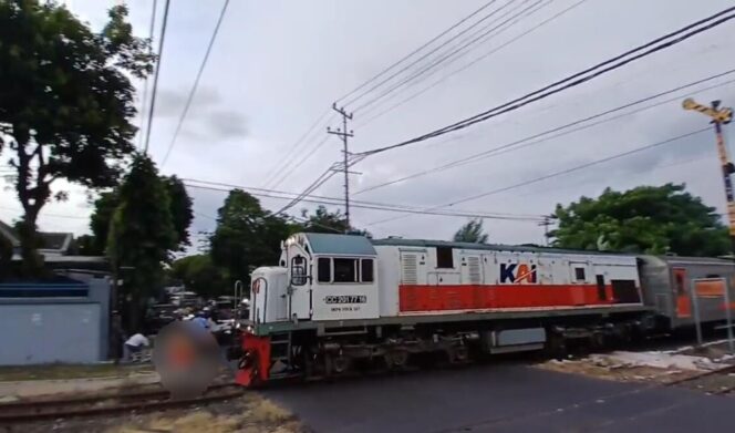 
					LAKA KA: Tangkapan layar video detik-detik kereta api menabrak warga di Kelurahan Mangunharjo, Mayangan, Kota Probolinggo. (foto: Hafiz Rozani)
