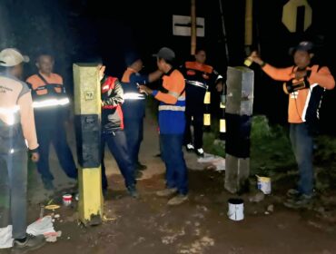 PERSEMPIT: Petugas KAI sedang melakukan penyempitan di JPL 09 pasca  KA Ijen Ekspres menabrak dump truk, Rabu (30/4/25) malam. (foto: Humas KAI Daop 9 Jember)