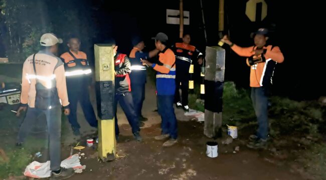 PERSEMPIT: Petugas KAI sedang melakukan penyempitan di JPL 09 pasca  KA Ijen Ekspres menabrak dump truk, Rabu (30/4/25) malam. (foto: Humas KAI Daop 9 Jember)