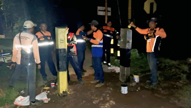 
					PERSEMPIT: Petugas KAI sedang melakukan penyempitan di JPL 09 pasca  KA Ijen Ekspres menabrak dump truk, Rabu (30/4/25) malam. (foto: Humas KAI Daop 9 Jember)