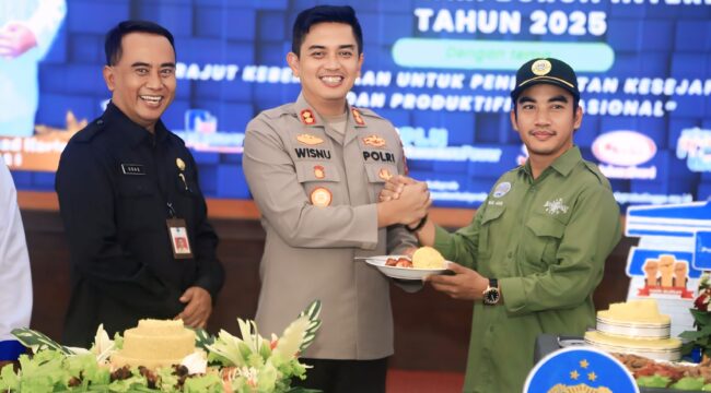 MAY DAY: Ketua DPC K-Sarbumusi Kab. Probolinggo, Babul Arifandhie, menerima tumpeng tasyakuran peringatan Hari Buruh Internasional 2025 dari Kapolres, AKBP Wisnu Wardana disaksikan Sekda Ugas Irwanto. (foto: Ali Ya'lu).