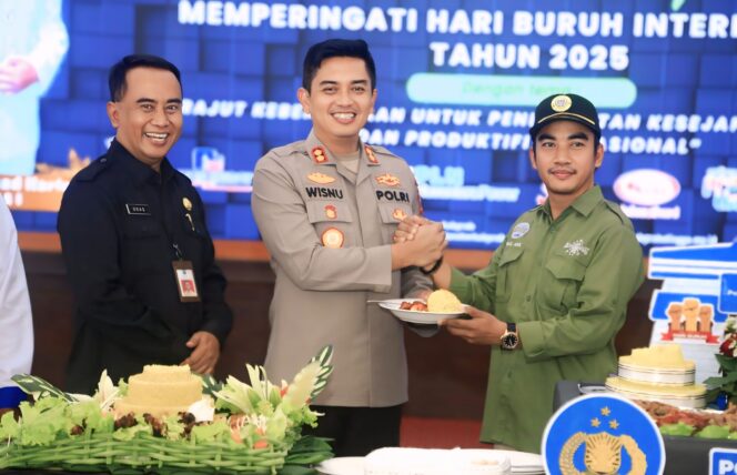 
					MAY DAY: Ketua DPC K-Sarbumusi Kab. Probolinggo, Babul Arifandhie, menerima tumpeng tasyakuran peringatan Hari Buruh Internasional 2025 dari Kapolres, AKBP Wisnu Wardana disaksikan Sekda Ugas Irwanto. (foto: Ali Ya'lu).