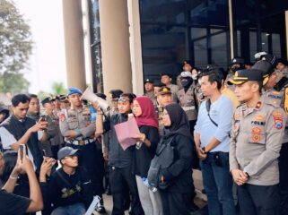 DEMO: Mahasiswa dan pekerja berunjuk rasa di depan kantor DPRD Jember dalam rangka hari buruh internasional. (foto: M. Abd. Rozaq Mubarok).
