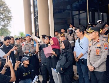 DEMO: Mahasiswa dan pekerja berunjuk rasa di depan kantor DPRD Jember dalam rangka hari buruh internasional. (foto: M. Abd. Rozaq Mubarok).
