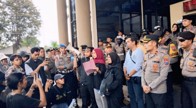 DEMO: Mahasiswa dan pekerja berunjuk rasa di depan kantor DPRD Jember dalam rangka hari buruh internasional. (foto: M. Abd. Rozaq Mubarok).

