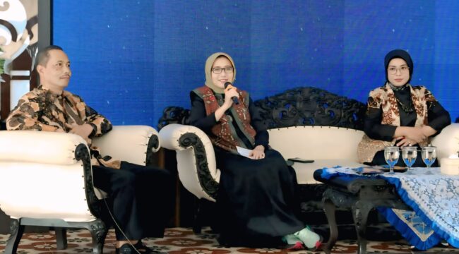 Bupati Lumajang, Indah Amperawati saat memperingati Hari Buruh Internasional.  (Foto: Asmadi).