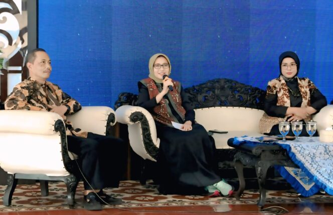 
					Bupati Lumajang, Indah Amperawati saat memperingati Hari Buruh Internasional.  (Foto: Asmadi).