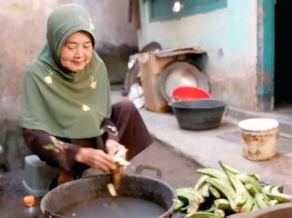 Nenek Satumi, warga Desa Grati, Kecamatan Sumbersuko, Kabupaten Lumajang sedang mengupas kulit pisang (Foto: Asmadi).