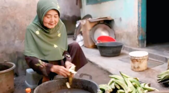 Nenek Satumi, warga Desa Grati, Kecamatan Sumbersuko, Kabupaten Lumajang sedang mengupas kulit pisang (Foto: Asmadi).