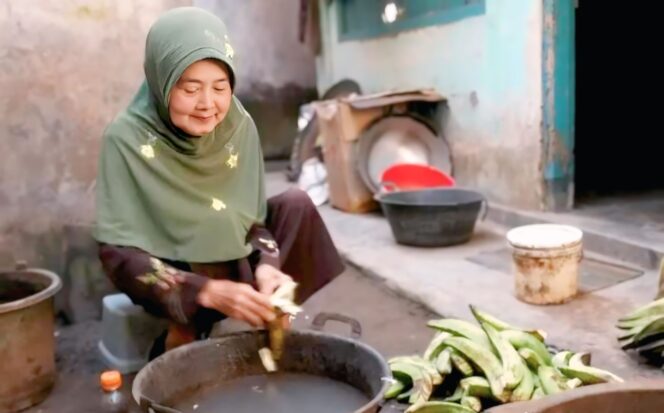 
					Nenek Satumi, warga Desa Grati, Kecamatan Sumbersuko, Kabupaten Lumajang sedang mengupas kulit pisang (Foto: Asmadi).