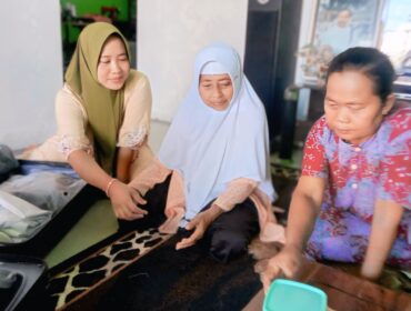 HARU: Nenek Mardijah (tengah) saat mengemas baju yang diperlukan untuk menunaikan ibadah haji ke Mekah ditemani keluarganya. (foto: Abd. Rozaq Mubarok).
