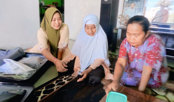 
					HARU: Nenek Mardijah (tengah) saat mengemas baju yang diperlukan untuk menunaikan ibadah haji ke Mekah ditemani keluarganya. (foto: Abd. Rozaq Mubarok).
