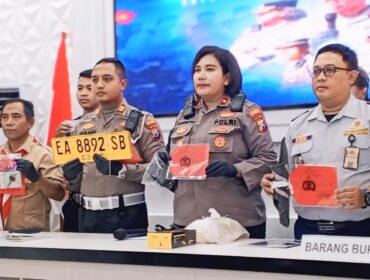 Polres Pasuruan Kota saat menggelar pers rilis kasus tabrak lari yang menewaskan pelajar SMK Jawara. (Foto: M. Rois)
