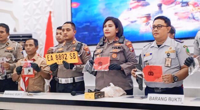 Polres Pasuruan Kota saat menggelar pers rilis kasus tabrak lari yang menewaskan pelajar SMK Jawara. (Foto: M. Rois)

