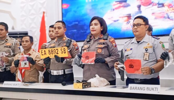 
					Polres Pasuruan Kota saat menggelar pers rilis kasus tabrak lari yang menewaskan pelajar SMK Jawara. (Foto: M. Rois)
