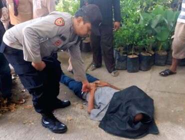 Jenazah pria lansia yang ditemukan meninggal dunia di depan Rutan Bangil (Foto: Moh Rois).