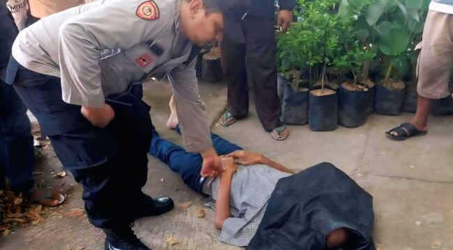 Jenazah pria lansia yang ditemukan meninggal dunia di depan Rutan Bangil (Foto: Moh Rois).