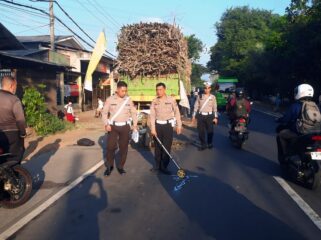 Polisi melakukan olah TKP.