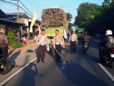 Polisi melakukan olah TKP.