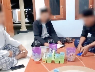 KECAM: Suasana duka saat proses pemakaman salah satu warga yang tewas usai pesta miras di rumah Kades Temenggungan, Kec. Krejengan, Kab. Probolinggo. (foto: Ali Ya'lu).