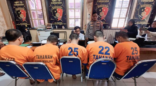 DITANGKAP: Lima orang pria yang jadi tersangka pengrusakan cafe ANT saat dimintai keterangan penyidik Polres Probolinggo Kota. (foto: Hafiz Rozani).