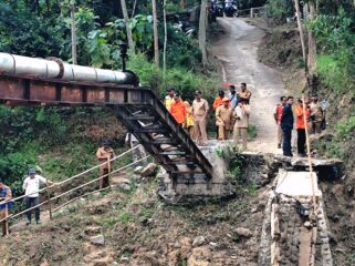 Di antara jembatan yang disurvei oleh tim Pemprov Jatim didampingi BPBD Kabupaten Probolinggo (Foto: Istimewa)
