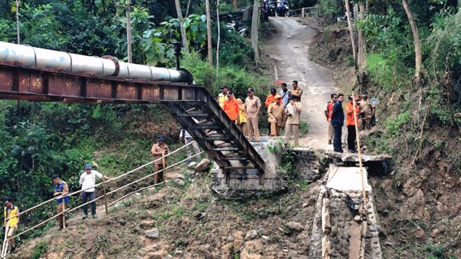 
					Di antara jembatan yang disurvei oleh tim Pemprov Jatim didampingi BPBD Kabupaten Probolinggo (Foto: Istimewa)
