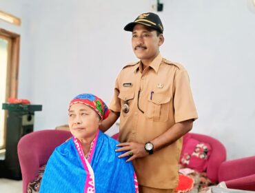 Maimuna dan Kepala Desa Pakuniran, Ahmad Fauzi. 