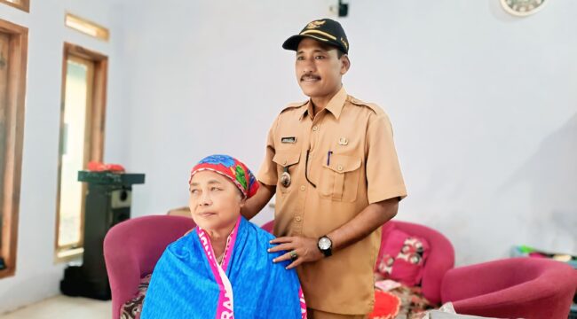Maimuna dan Kepala Desa Pakuniran, Ahmad Fauzi. 