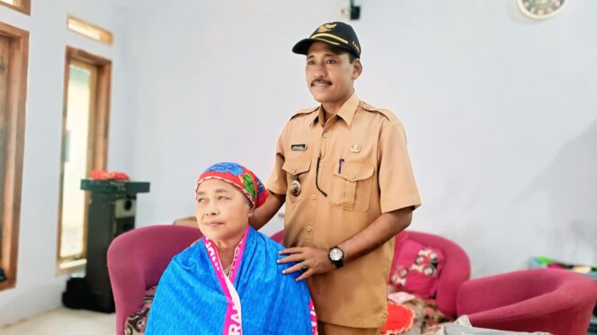 
					Maimuna dan Kepala Desa Pakuniran, Ahmad Fauzi. 