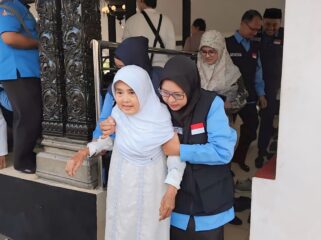 Satumi (95) jemaah haji tertua asal Lumajang menjadi perhatian khusus saat pelepasan haji di Pendopo Arya Wiraraja (Foto: Asmadi).