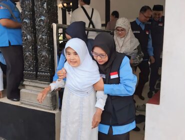 Satumi (95) jemaah haji tertua asal Lumajang menjadi perhatian khusus saat pelepasan haji di Pendopo Arya Wiraraja (Foto: Asmadi).