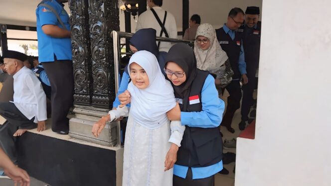 
					Satumi (95) jemaah haji tertua asal Lumajang menjadi perhatian khusus saat pelepasan haji di Pendopo Arya Wiraraja (Foto: Asmadi).
