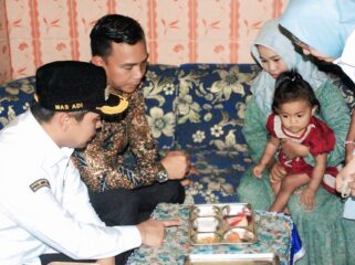 Menteri Wihaji menyerahkan MBG kepada ibu hamil.