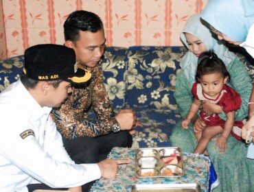 Menteri Wihaji menyerahkan MBG kepada ibu hamil.
