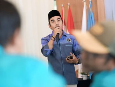 MENANG: Calon Ketua PWI Probolinggo Raya Terpilih, Babul Arifandhie, saat memaparkan visi dan misinya dalam Konferensi III PWI Probolinggo Raya, Rabu (7/5/25) di The Bentar Beach. (foto: Hafiz Rozani).