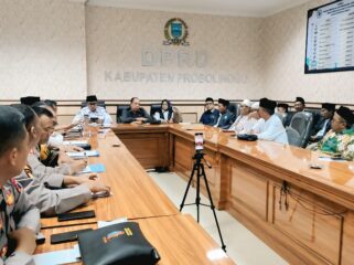 DIPANGGIL: Suasana audiensi di ruang komisi I DPRD Kabupaten Probolinggo, Rabu (7/5/25). (Fofo: Ali Ya'lu).
