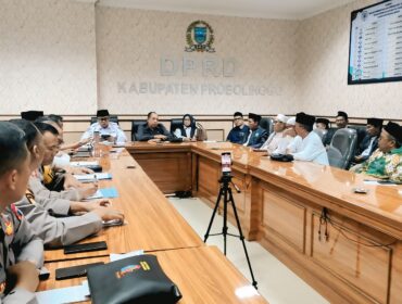 DIPANGGIL: Suasana audiensi di ruang komisi I DPRD Kabupaten Probolinggo, Rabu (7/5/25). (Fofo: Ali Ya'lu).
